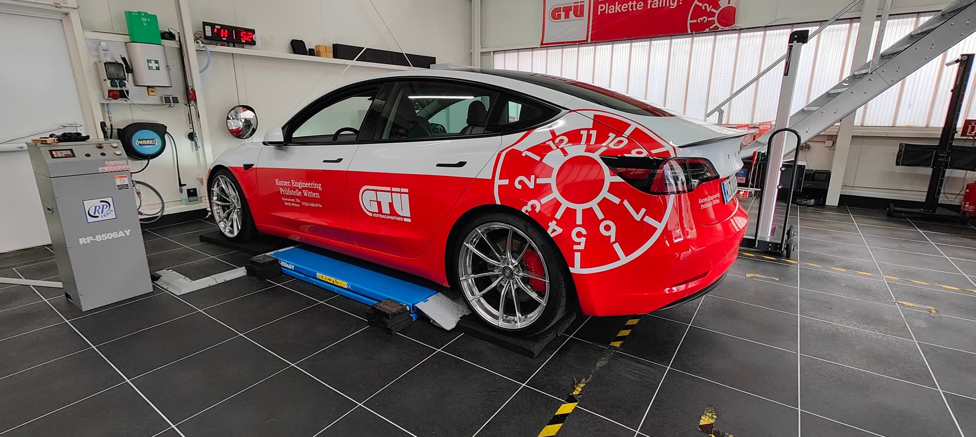 Tesla beim End of Warranty Check in der GTÜ-Prüfstelle Witten